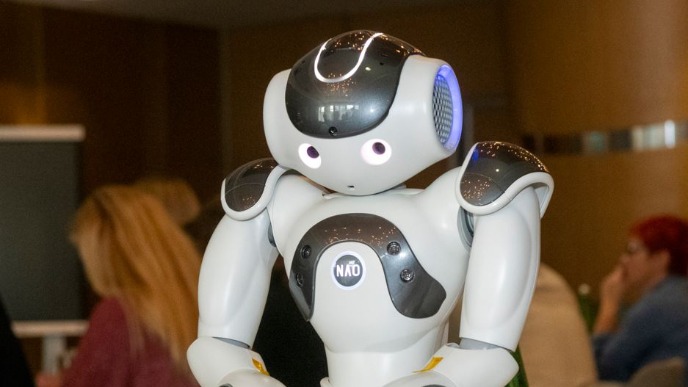 Humanoidni roboti za šest centara